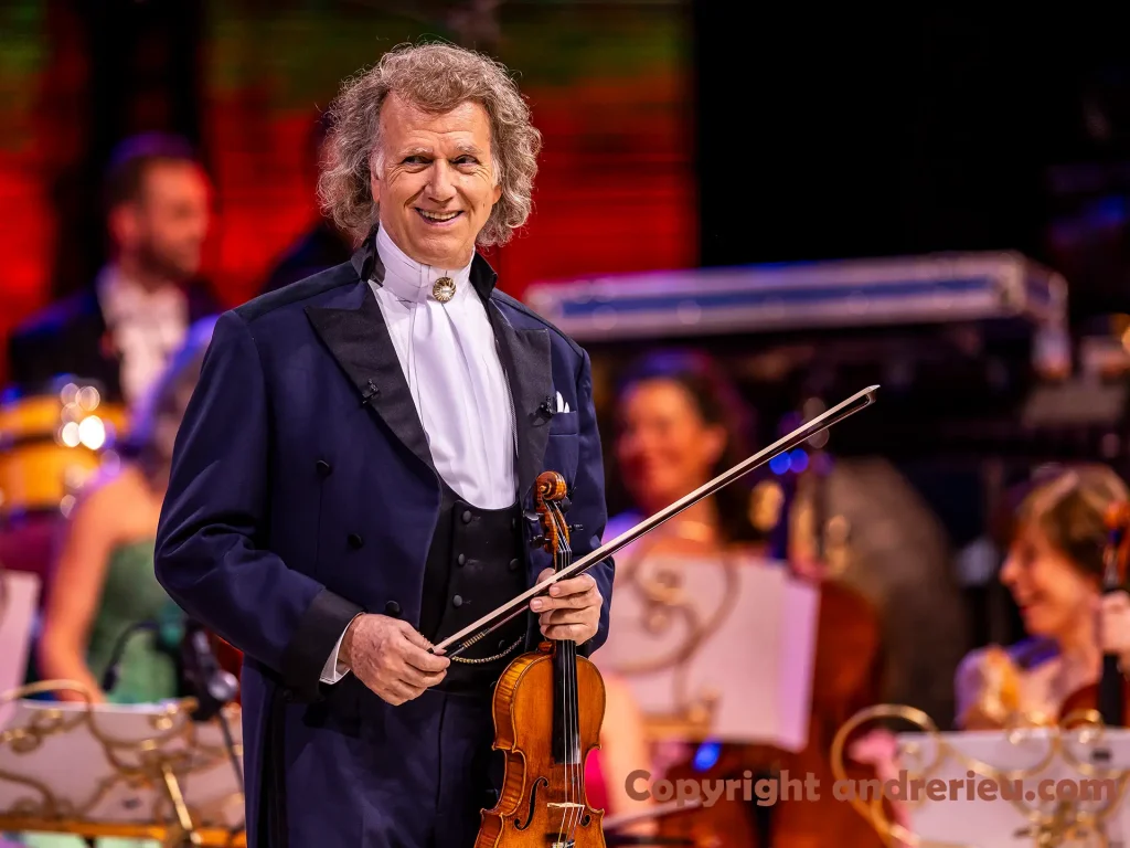 Andre Rieu met viool op het podium Athene 2024